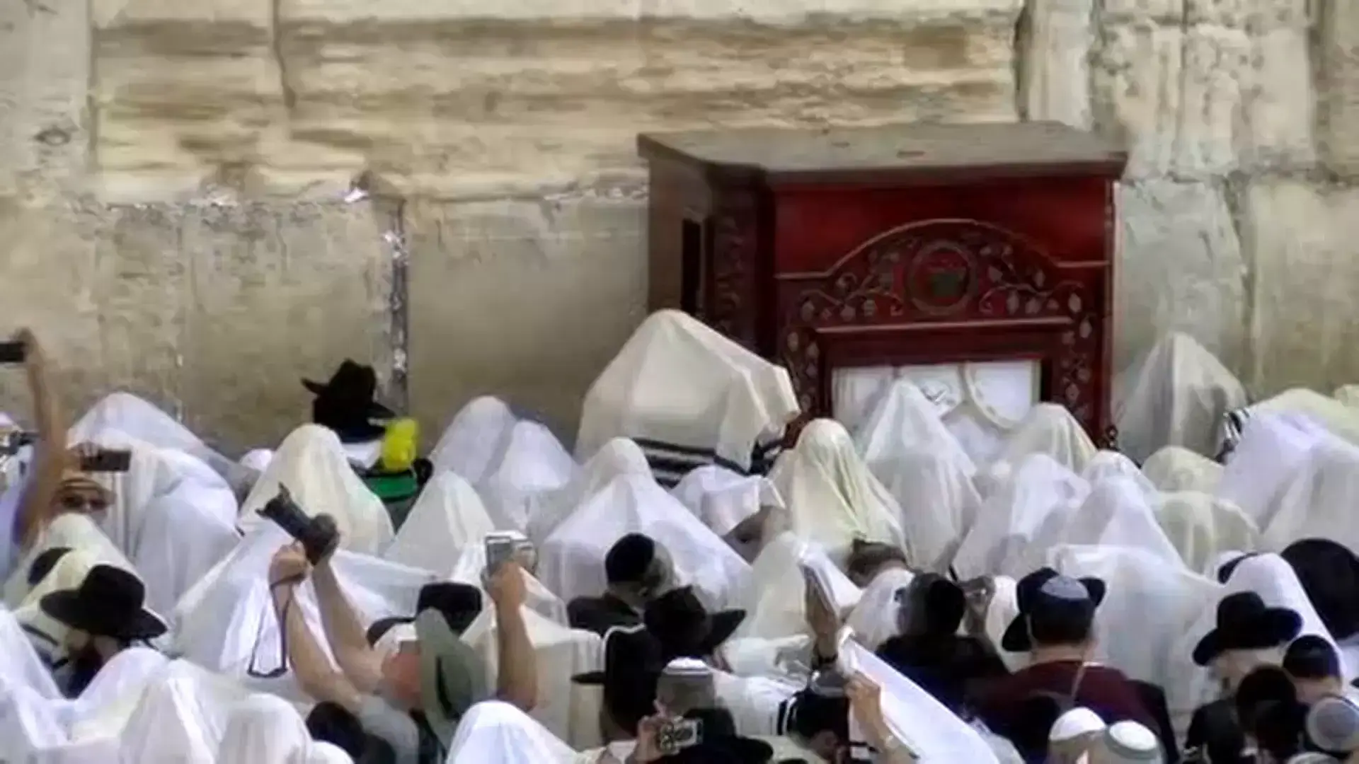 בצל המתיחות: אלפים השתתפו בברכת הכהנים בכותל