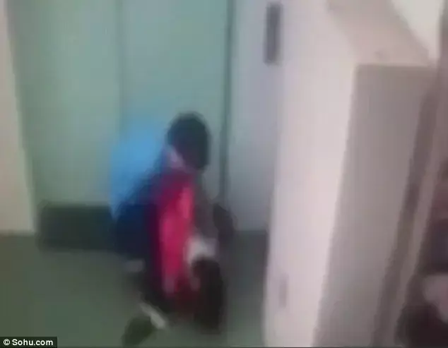 תיעוד מחריד: גבר מנסה לאנוס אישה במשרד - ואיש לא מתערב