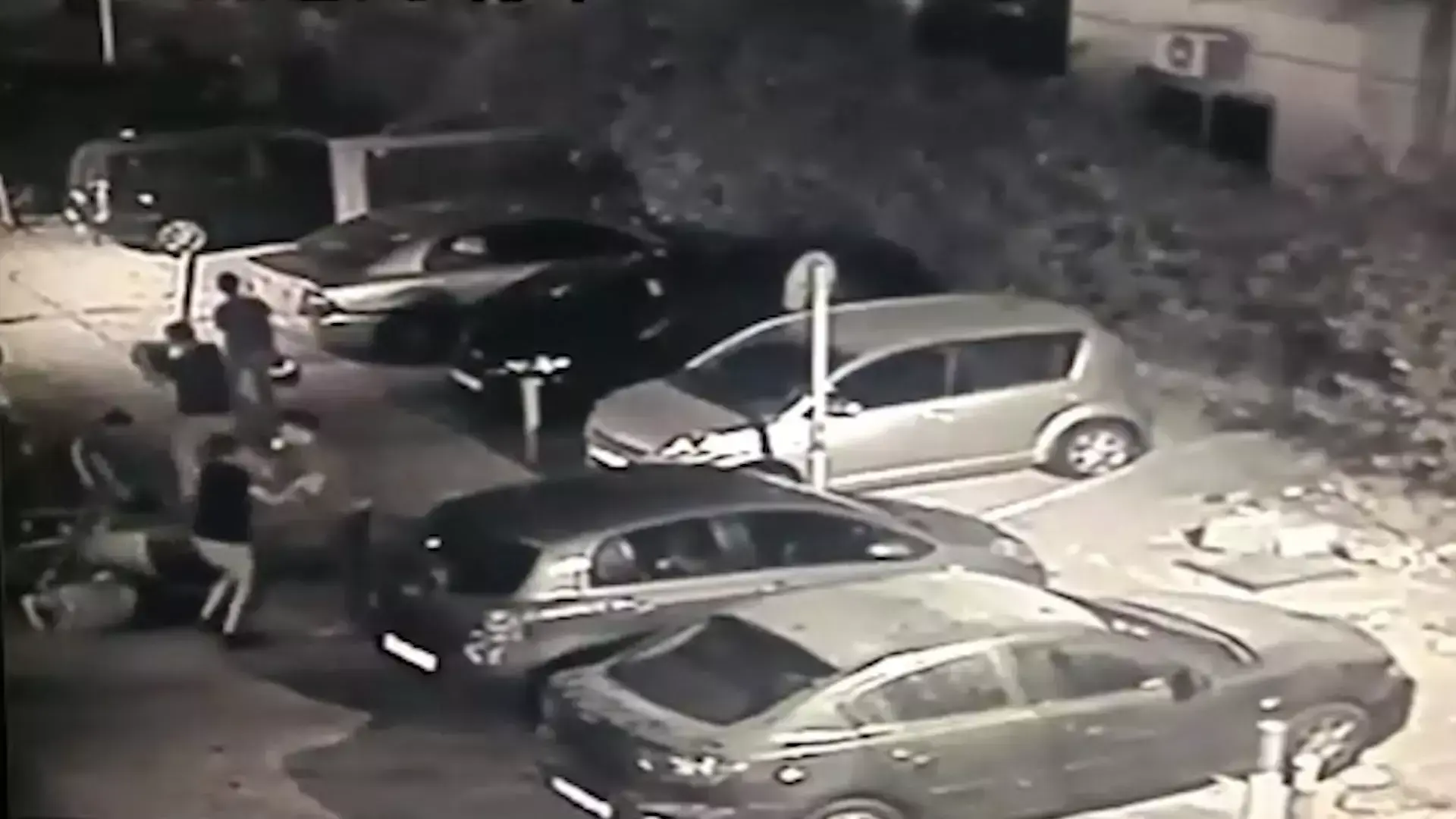 בגלל ויכוח על פחמים: בן 21 נפצע קשה בקטטה ברמת גן. תיעוד
