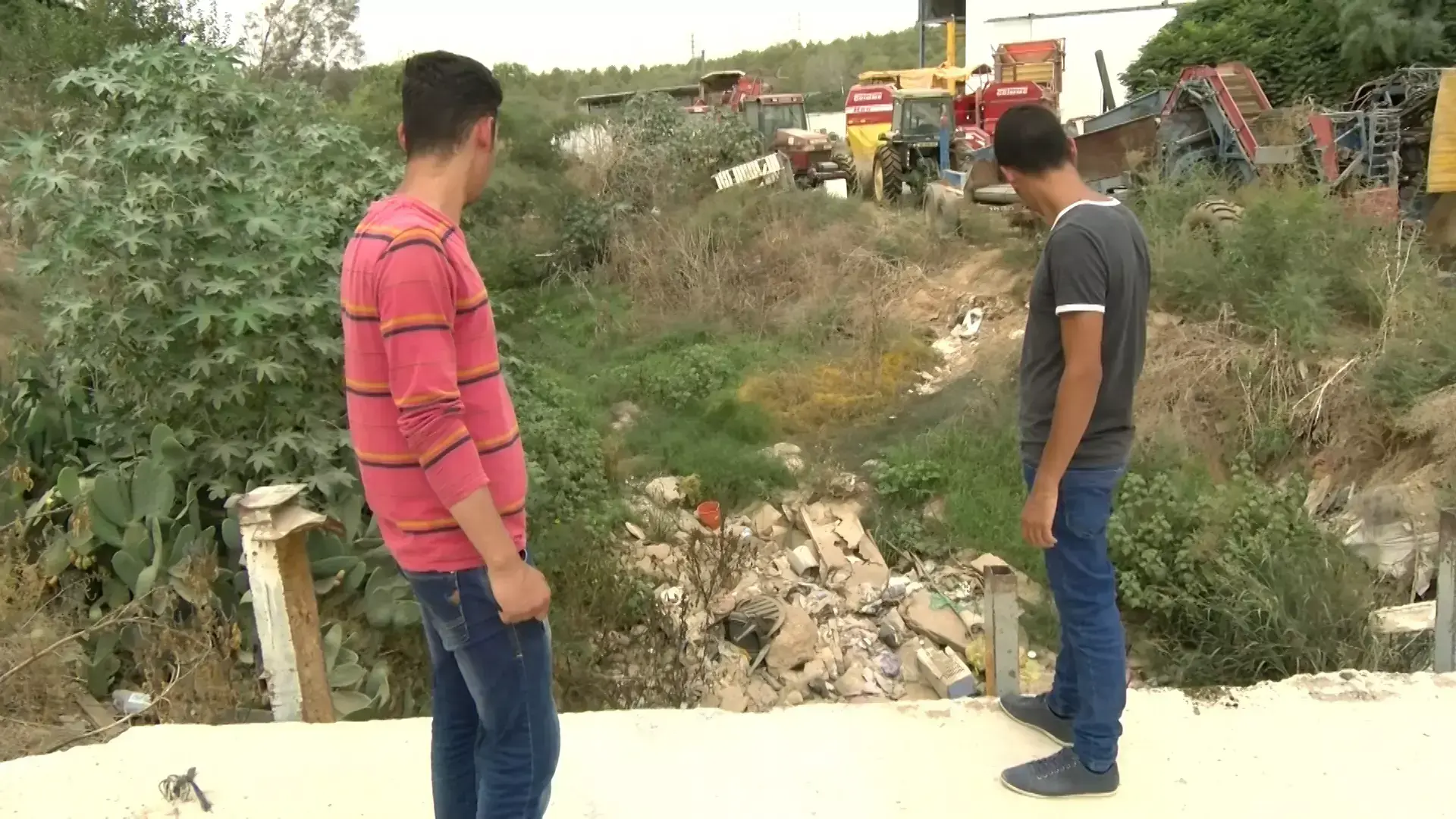 ריח רע- תושבים ברהט סובלים בגלל זרימת ביוב ליד בתיהם