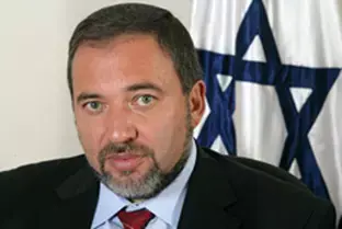 אביגדור ליברמן הצביע בקלפי הסמוך לביתו