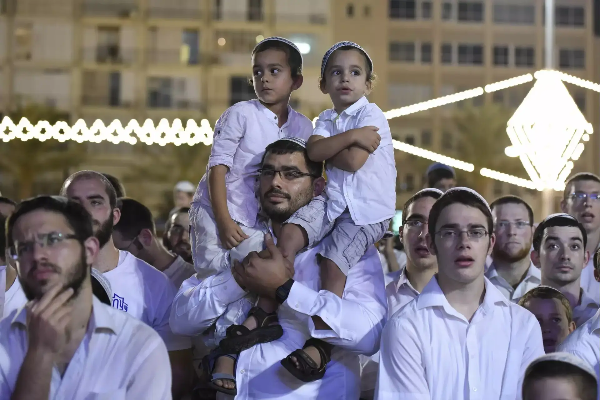 מאות חגגו בהקפות שניות בכיכר רבין בתל אביב
