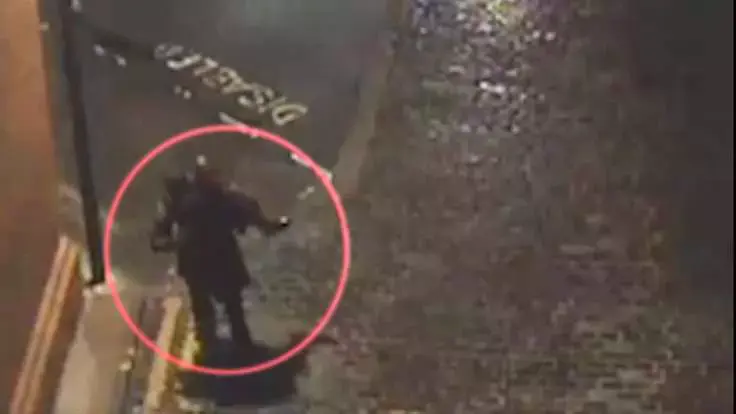 תיעוד מצמרר: מצלמות אבטחה צילמו אנס נושא את הקורבן שלו ברחוב