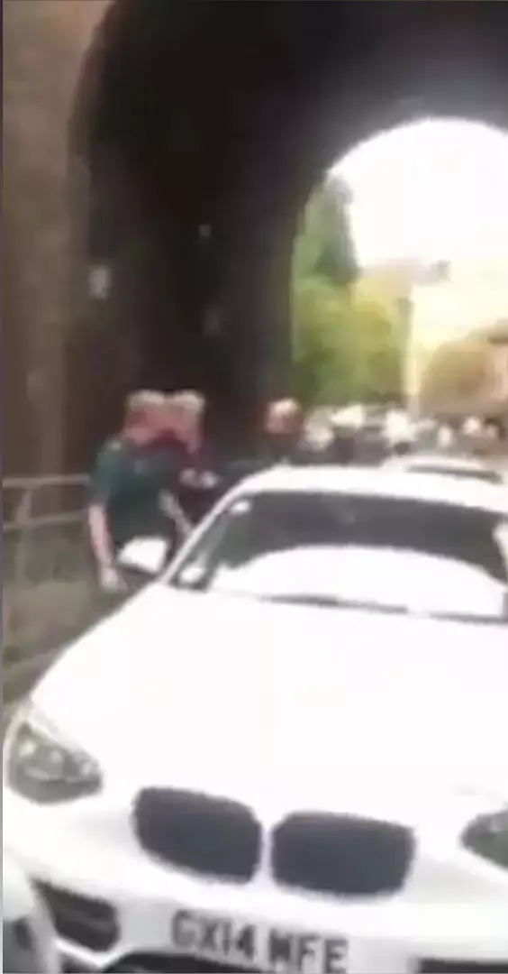 החדשות בדקה | צפו: נהג זועם חסם את דרכו של אמבולנס לביה"ח