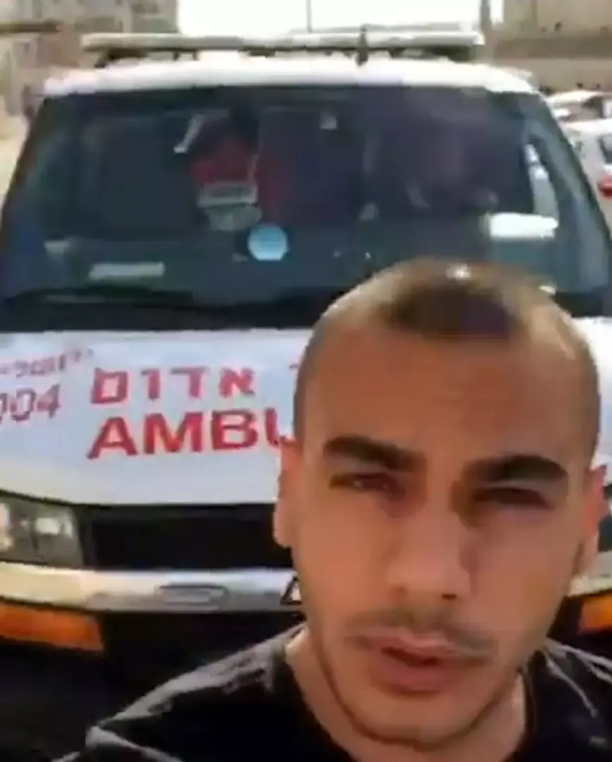 תיעוד: צעיר מונע בגופו פינוי המחבלים מבית שמש לבית החולים