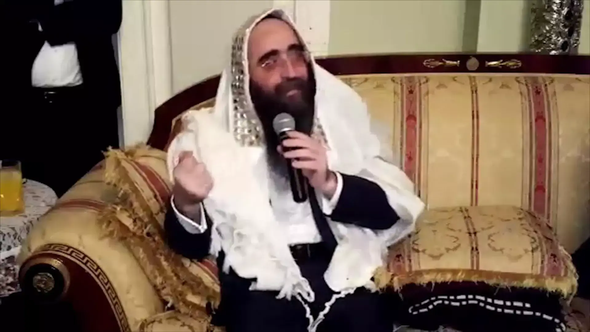 באיחור של שלושה שבועות: הרב פינטו נחת בארץ