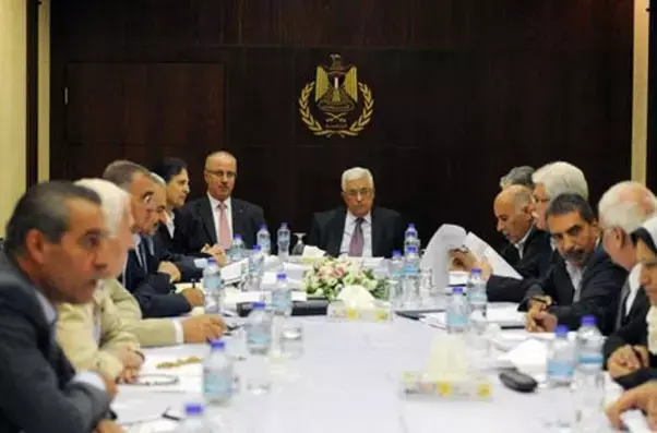 סערה בהנהגה הפלסטינית: קטטה והשלכת בקבוקים בישיבה על גל הטרור