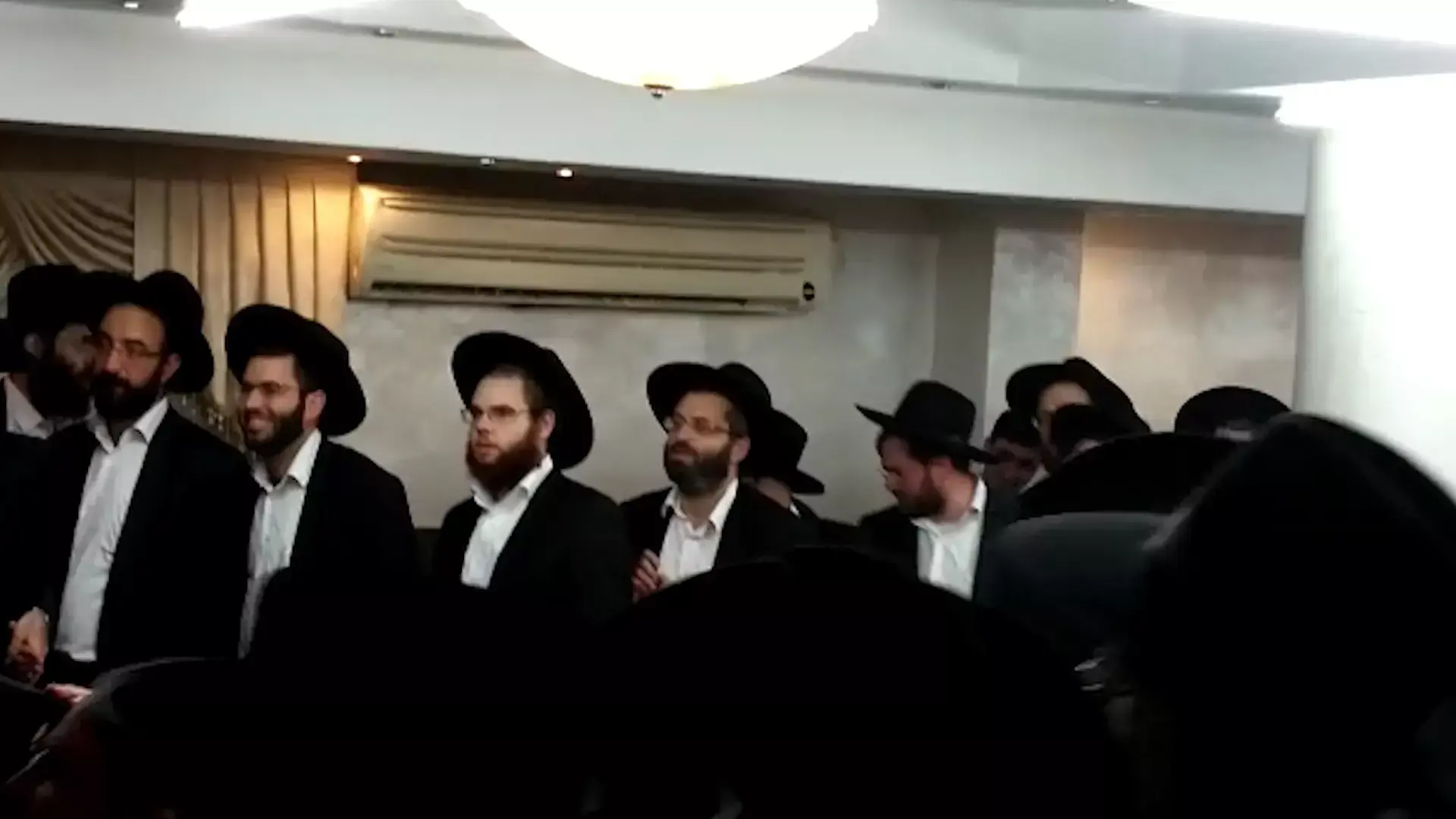 פרשת הפדופיליה בנחלאות: צפו במסיבת הפרידה מהחסיד שתקף קשישה