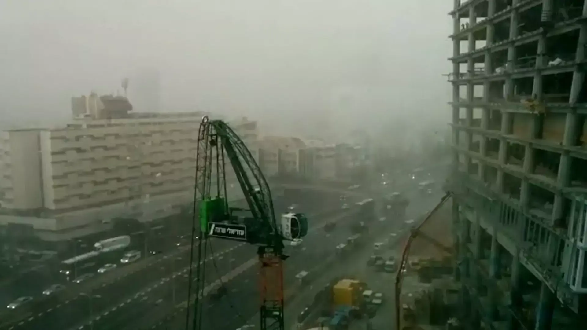 בשל הסערה: הרוג מקריסת קיר בפרדס חנה, פצועה קשה מקולט שמש שקרס