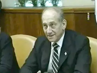 מקורבי אולמרט: לישראל אין עניין לחזק את אבו מאזן