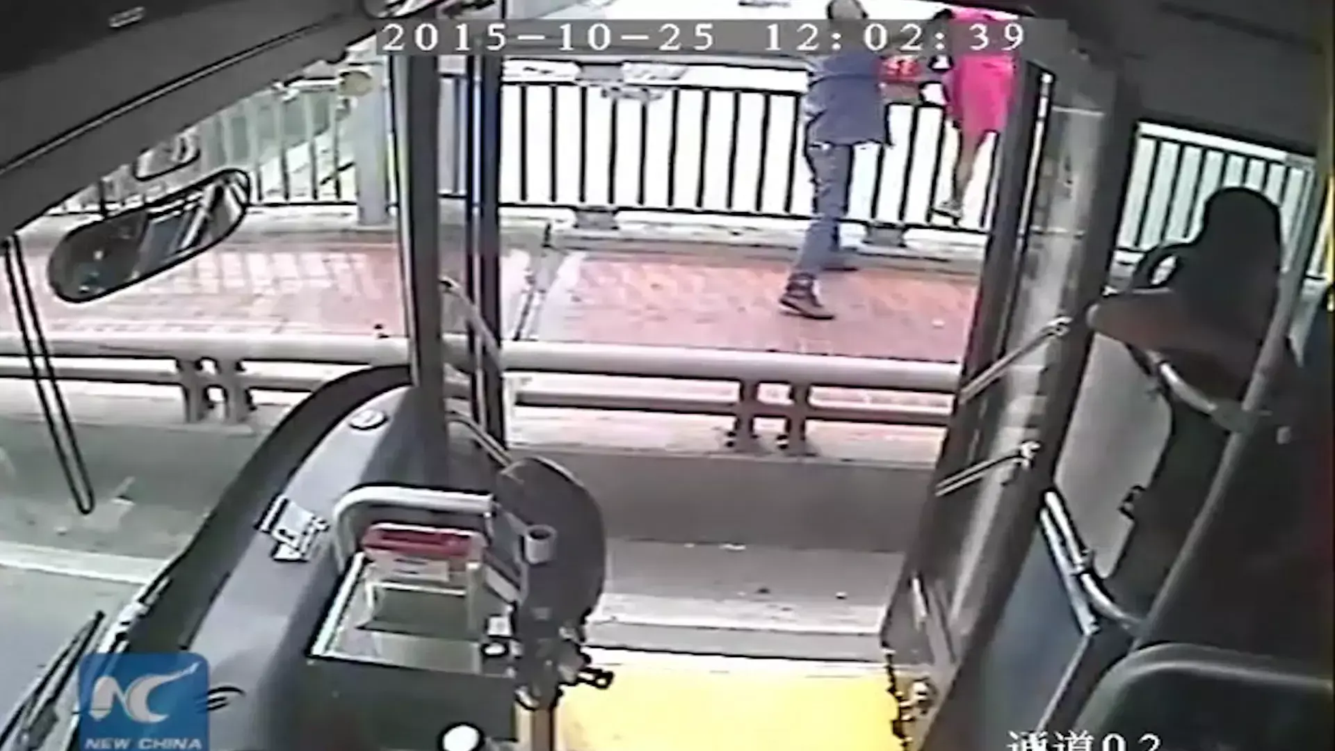 מסביב לעולם בדקה: עצר אוטובוס והציל אישה רגע לפני שקפצה מגשר