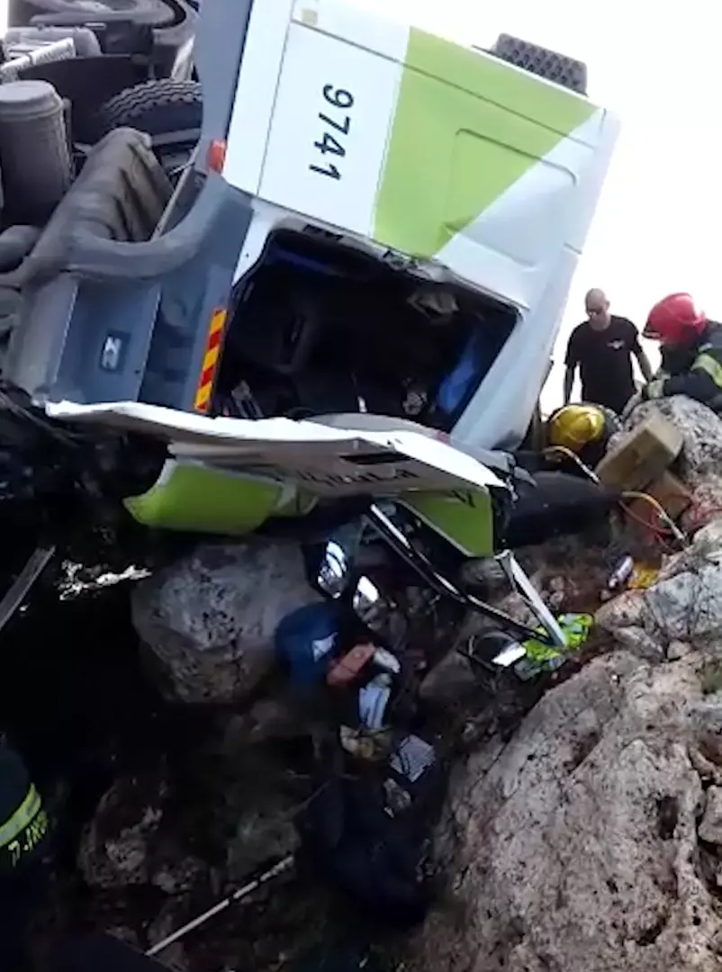 נהג משאית בן 45 נהרג בהתהפכות רכבו בסמוך למעלות