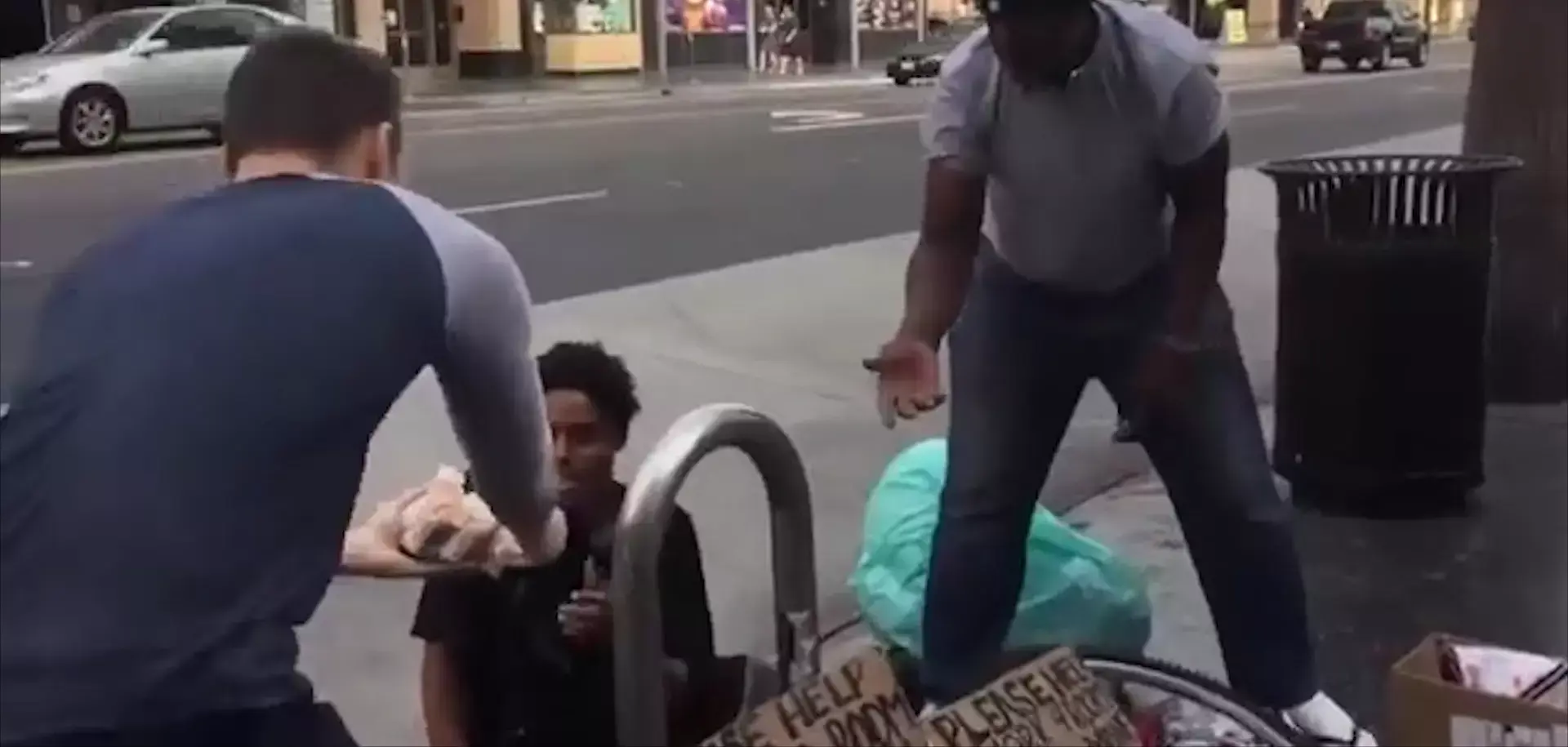החדשות בדקה: נערים חילקו המבורגרים לחסרי בית וכבשו את הרשת