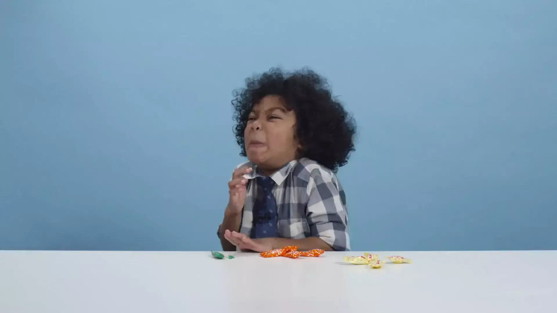 החדשות בדקה | צפו: כשילדים אמריקנים טעמו ממתקים מכל העולם