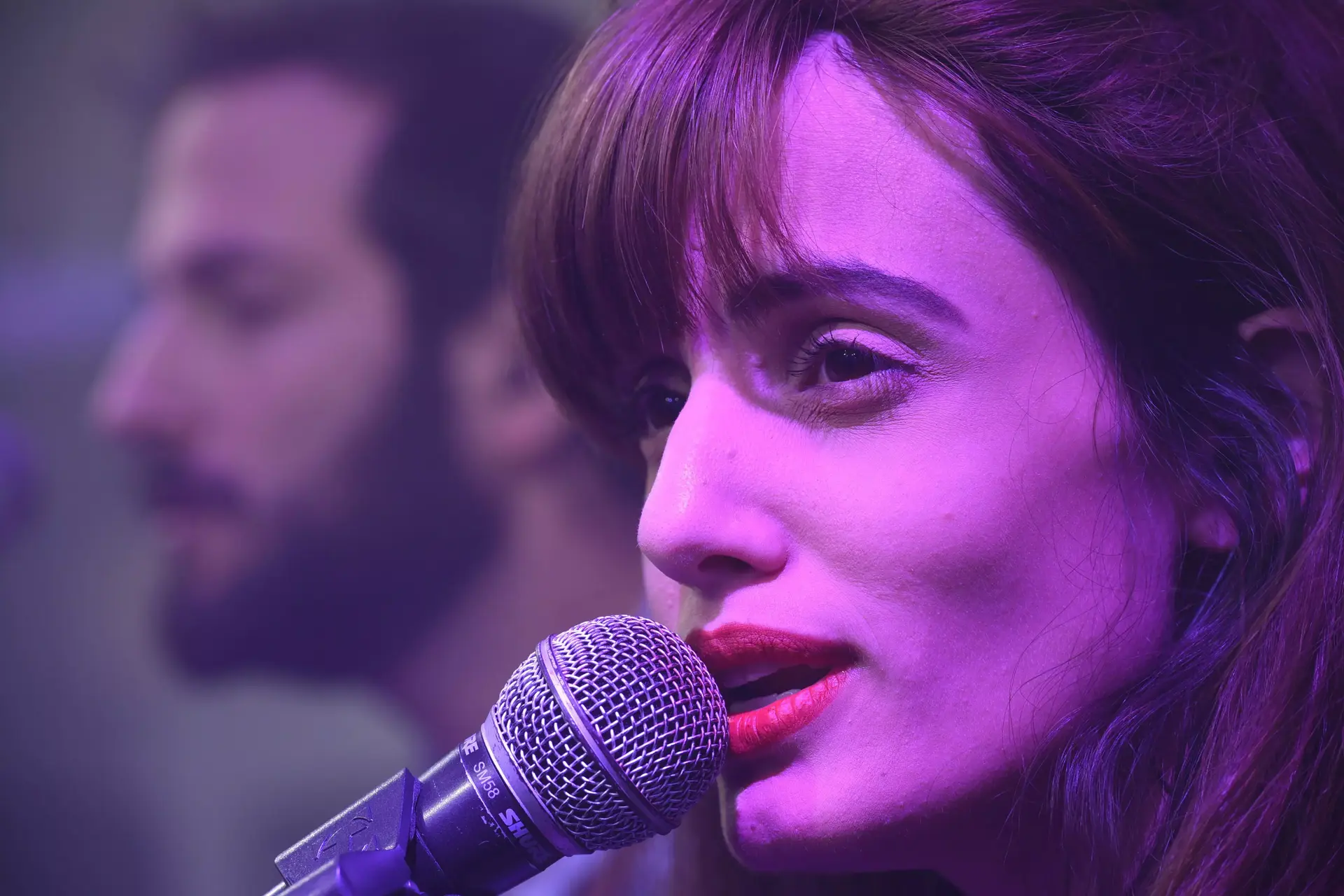 צפו: הצמד לולה מארש מבצע את "Sirens" באולפן השקוף של וואלה! NEWS