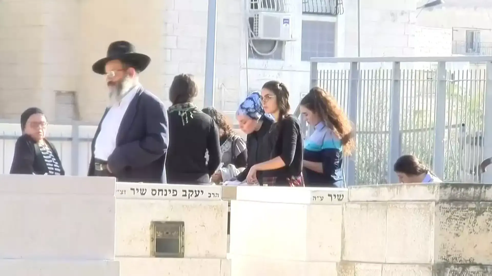 "רוצה בנות? לך לת"א": מתפללים בקבר הרב עובדיה בעד הפרדת המינים