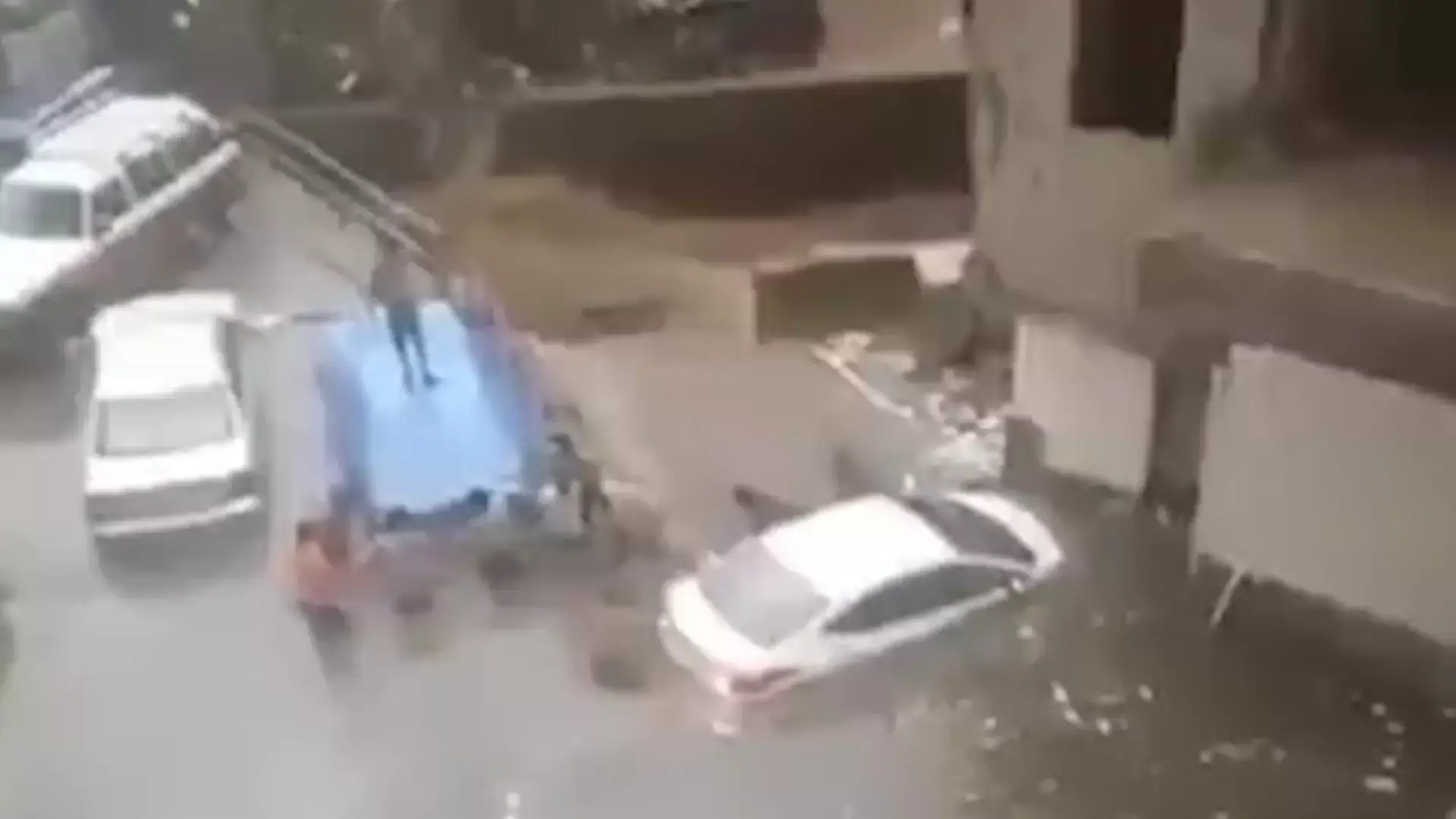 תיעוד: הציקלון העוצמתי "צ'פלה" שוטף את תימן
