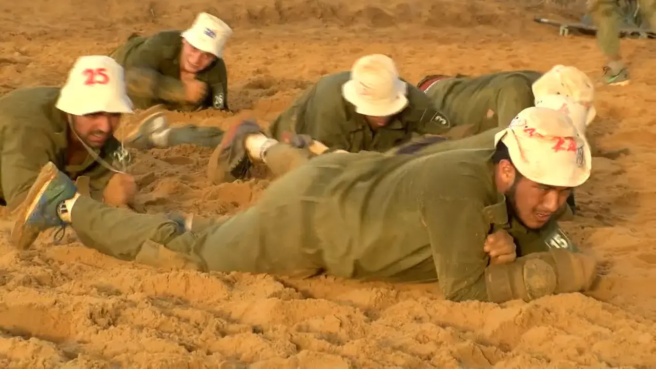 "כשנגמר האוויר בריאות, הבצל מתחיל להתקלף": כך נראה גיבוש צנחנים. צפו