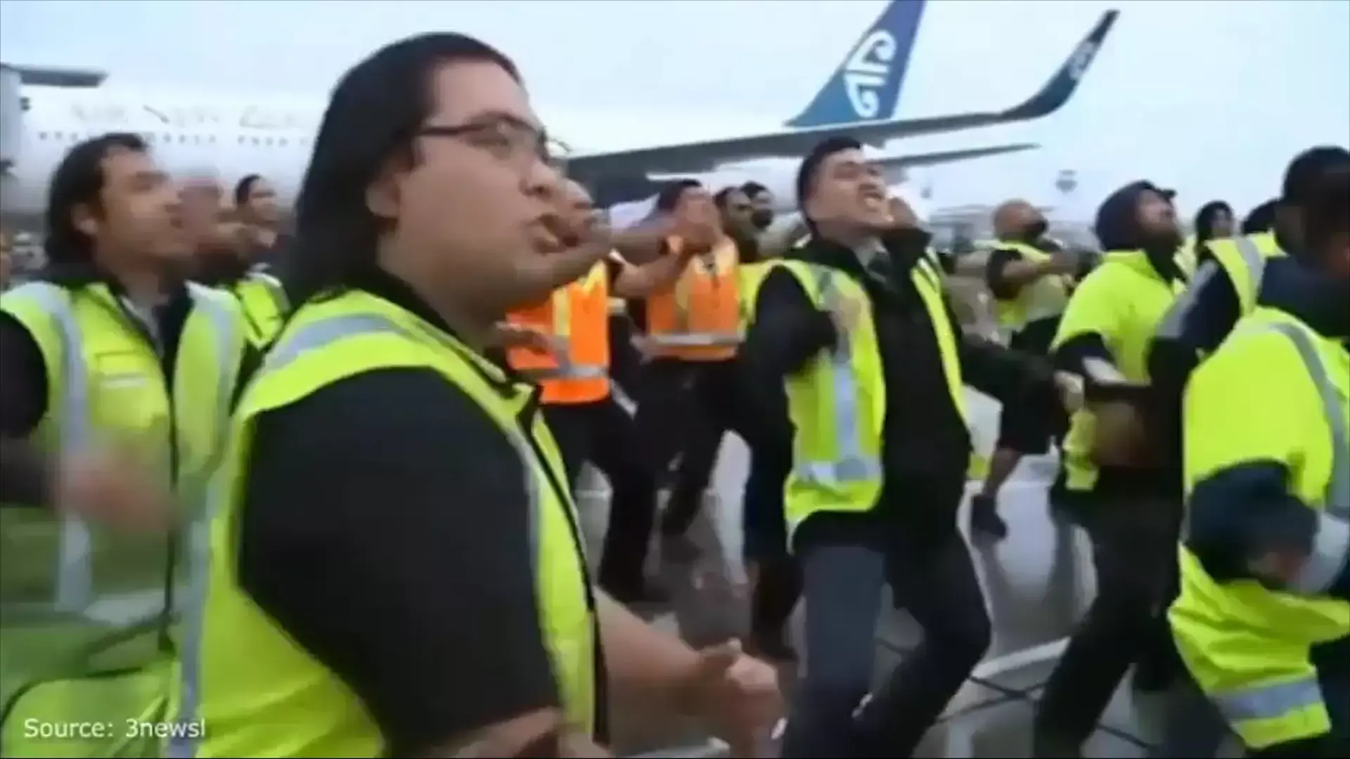 צפו: עובדי שדה התעופה בניו זילנד בקבלת פנים חמה במיוחד
