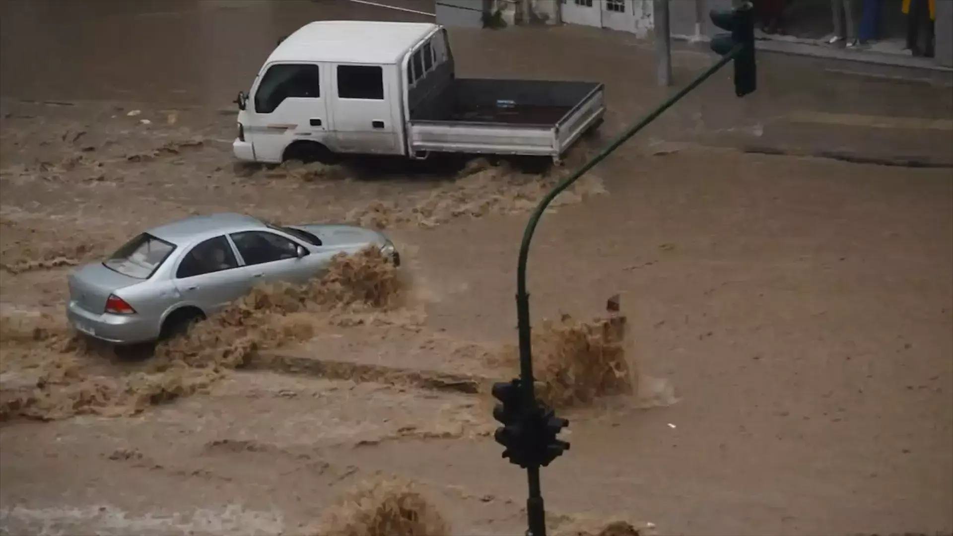 בקרוב אצלנו? כמויות אדירות של גשם ונהרות גועשים ברחובות עמאן
