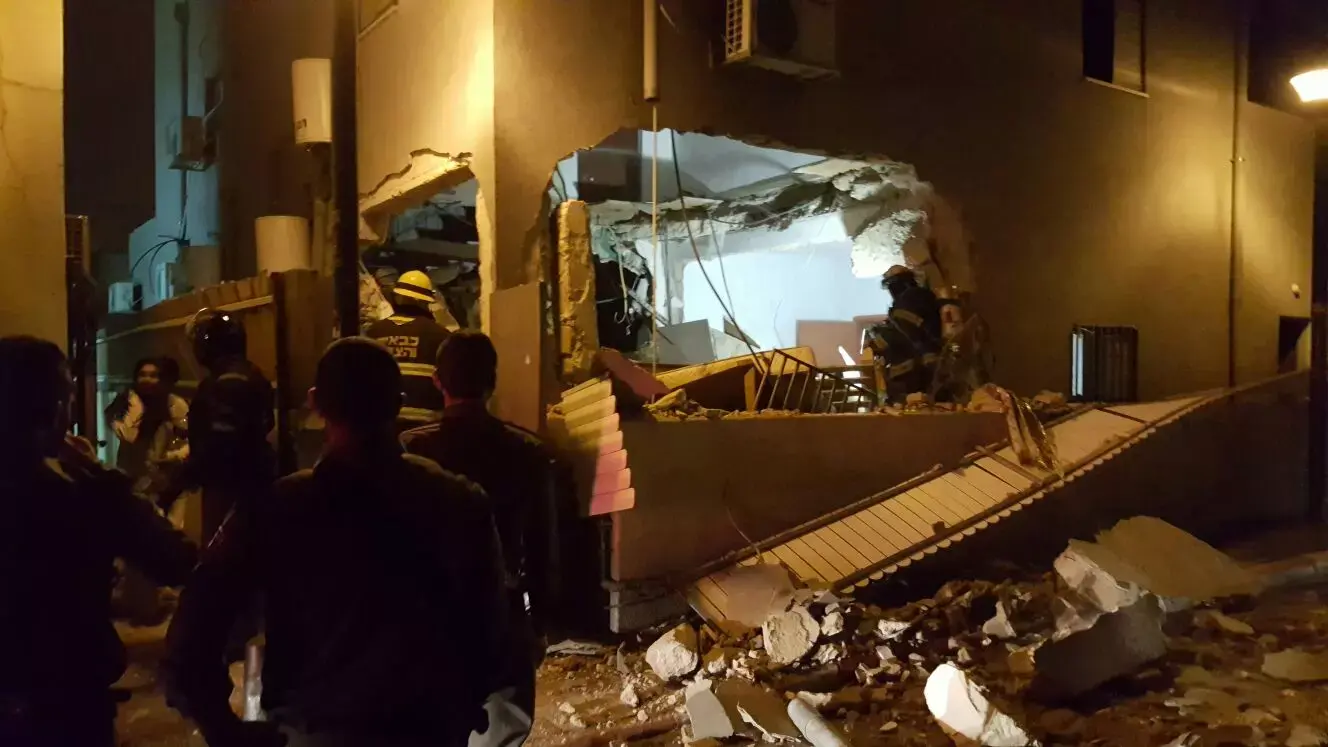 שני בני אדם נפצעו קל בפיצוץ בלון גז בבניין בתל אביב
