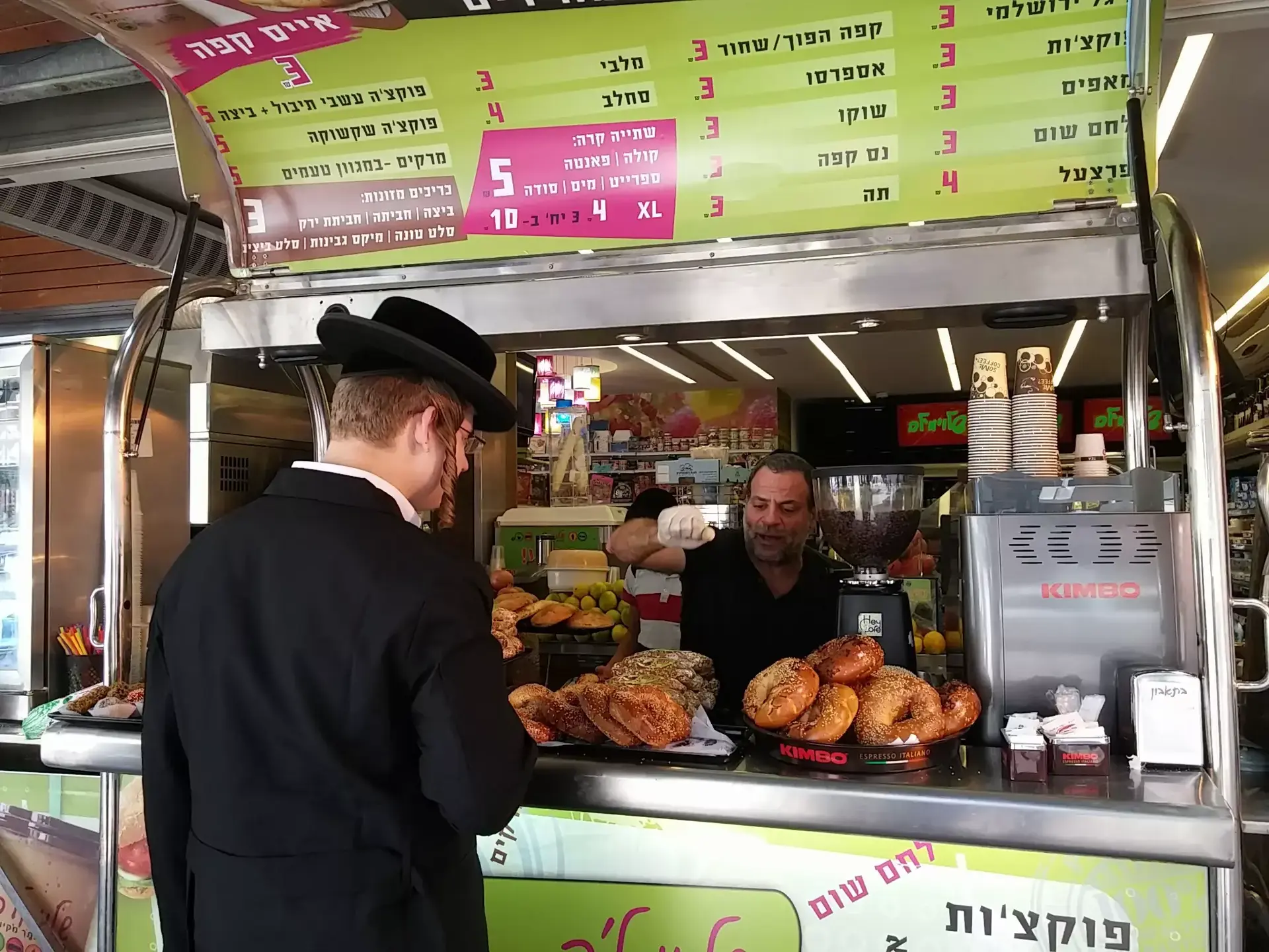 מאבק תורני בעילום שם: מי מתנגד לקפה ב-5 שקלים בבני ברק?