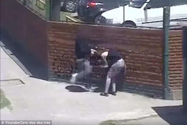 תיעוד מזעזע: גבר מכה באכזריות את חברתו ברחוב ואיש לא מתערב
