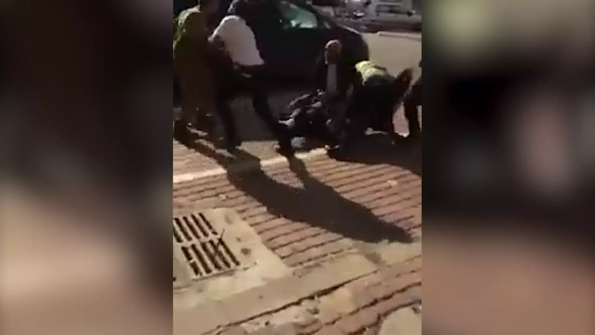 תיעוד: התווכח עם מאבטח - והוכה בידי אזרחים שחשבו שהוא מחבל