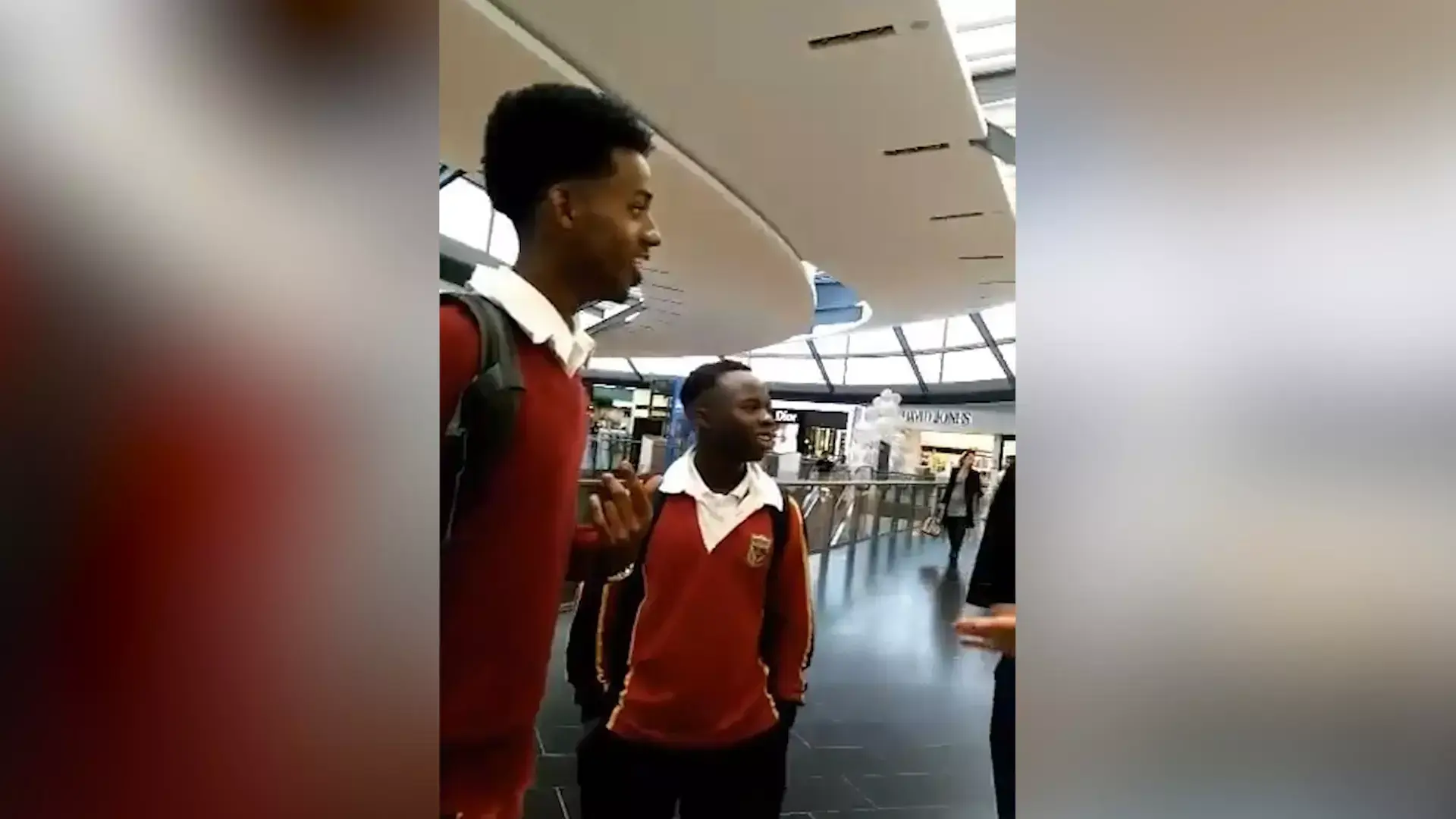 נערים שחורים גורשו מחנות של "אפל": "חוששים שתגנבו משהו"
