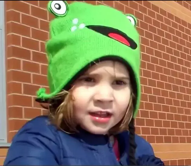 צפו בילדה שרצתה למכור את אחיה לחנות ולקנות אותו חזרה בהנחה