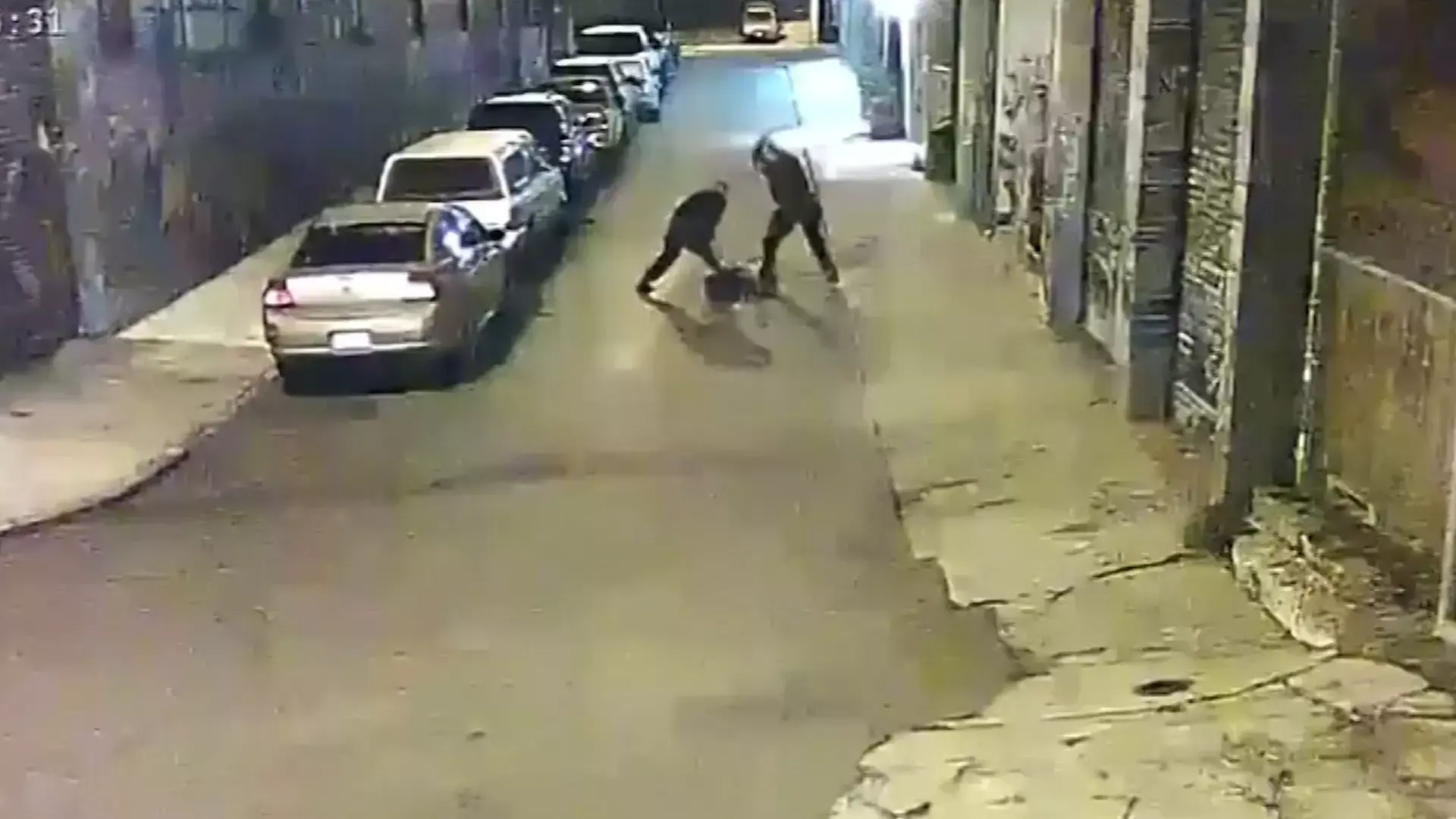 תיעוד מסן פרנסיסקו: חשוד בגניבת רכב מותקף באלות בידי שוטרים