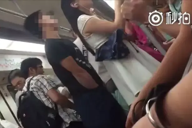 תיעוד של הטרדה מינית: גבר מתחכך בישבן של נוסעת ברכבת