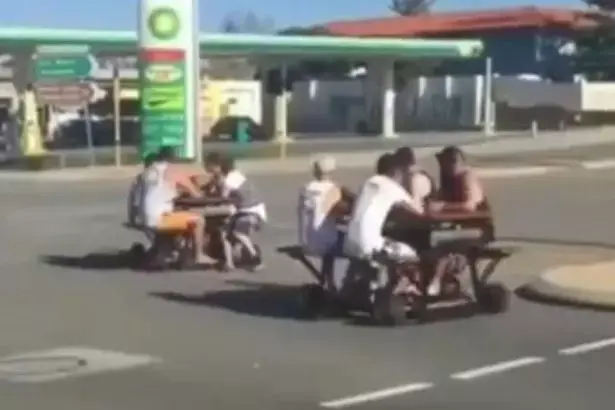 המשטרה מחפשת אחר שיכורים שנסעו בשולחן פיקניק