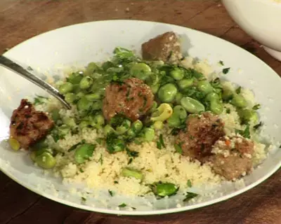 קוסקוס בפול ירוק וכדורי בשר