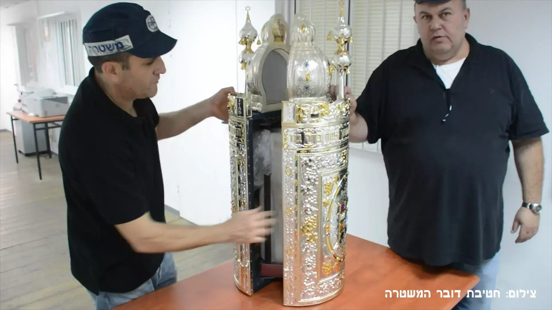 שני אחים וסופר סת"ם נאשמים בגניבת ספרי תורה ומכירתם