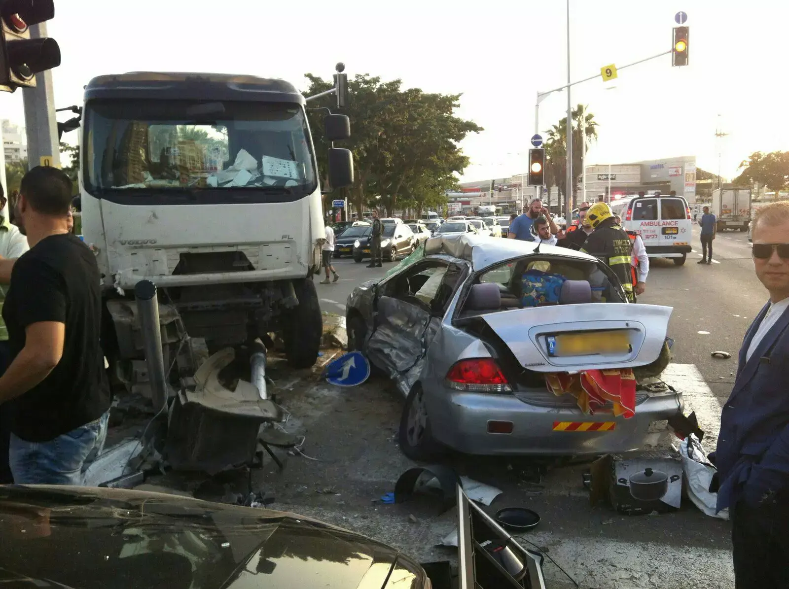 בת 35 נפצעה קשה בתאונת דרכים בין משאית לכלי רכב באשדוד