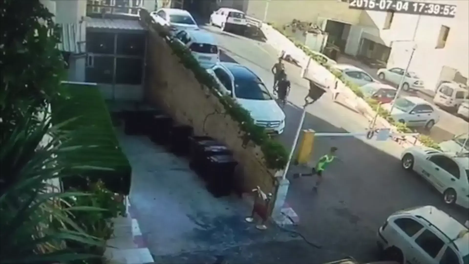 האב שהותקף בבריכה כשהעיר לצעירים משחזר: "אמרו לי 'נרצח אותך'"