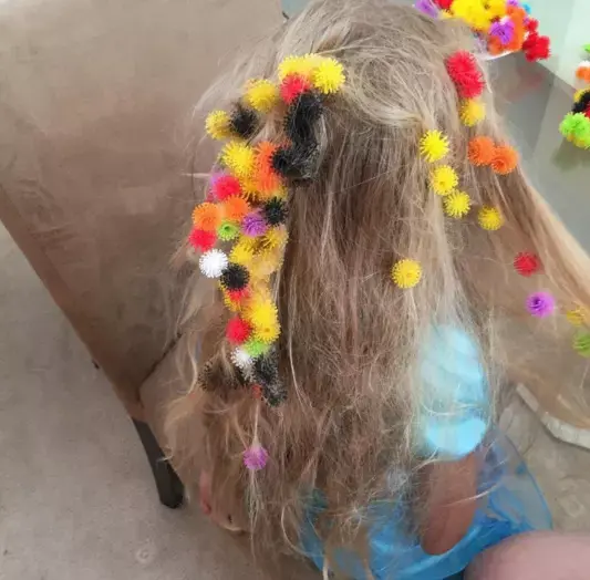 הורים זועמים: הצעצוע שהורס את השיער של הילדות
