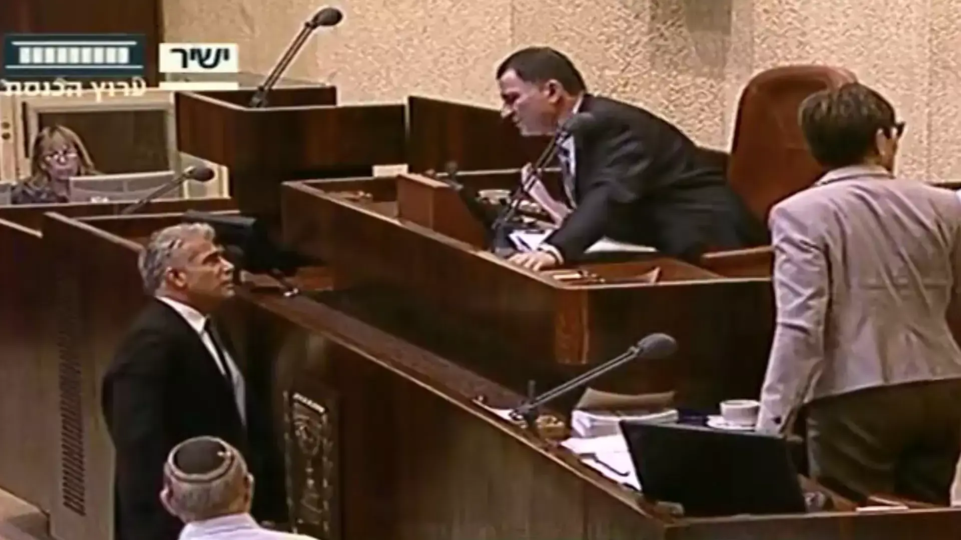 אורן חזן לעג לנכות של קארין אלהרר: "את צריכה שעיסאווי יעזור לך?"