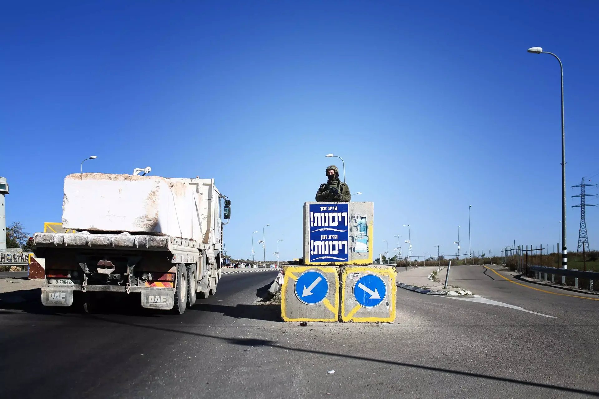 ג'ון קרי בישראל ויוגה על רקע שקיעה: תמונות היום