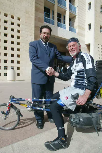 6 שנות רכיבה מסביב לעולם למען השלום