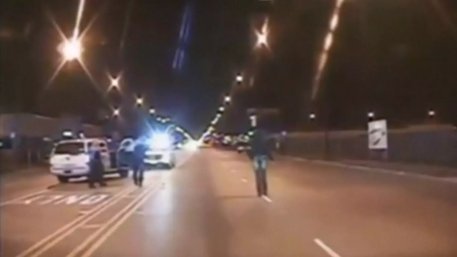ארה"ב: עשרות הפגינו לאחר פרסום תיעוד ירי למוות של שוטר בנער שחור בשיקגו