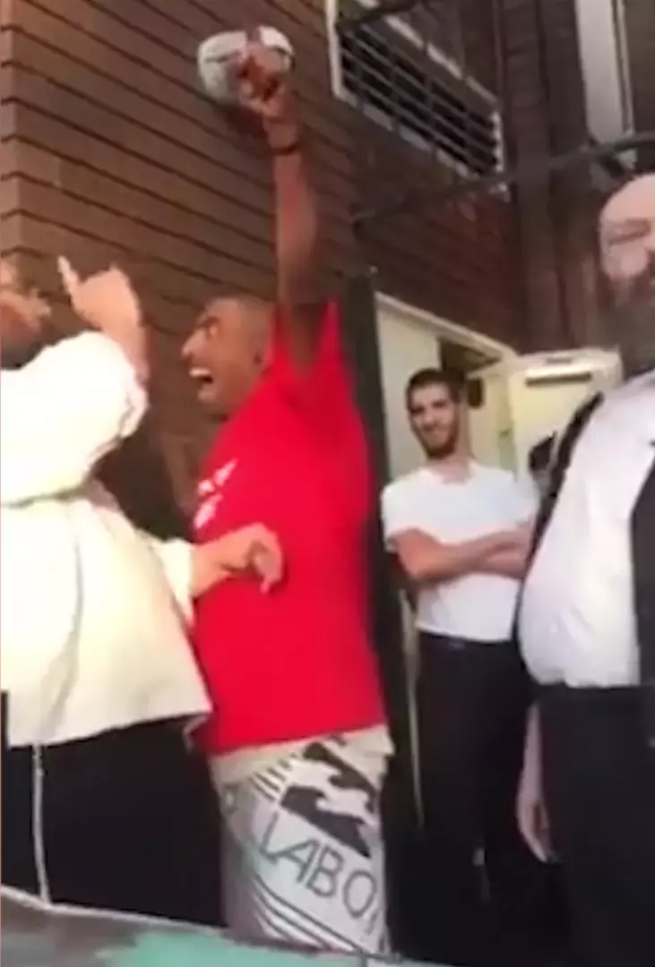 "תחזרו לישראל": צפו בתיעוד תקיפה בבית כנסת באוסטרליה