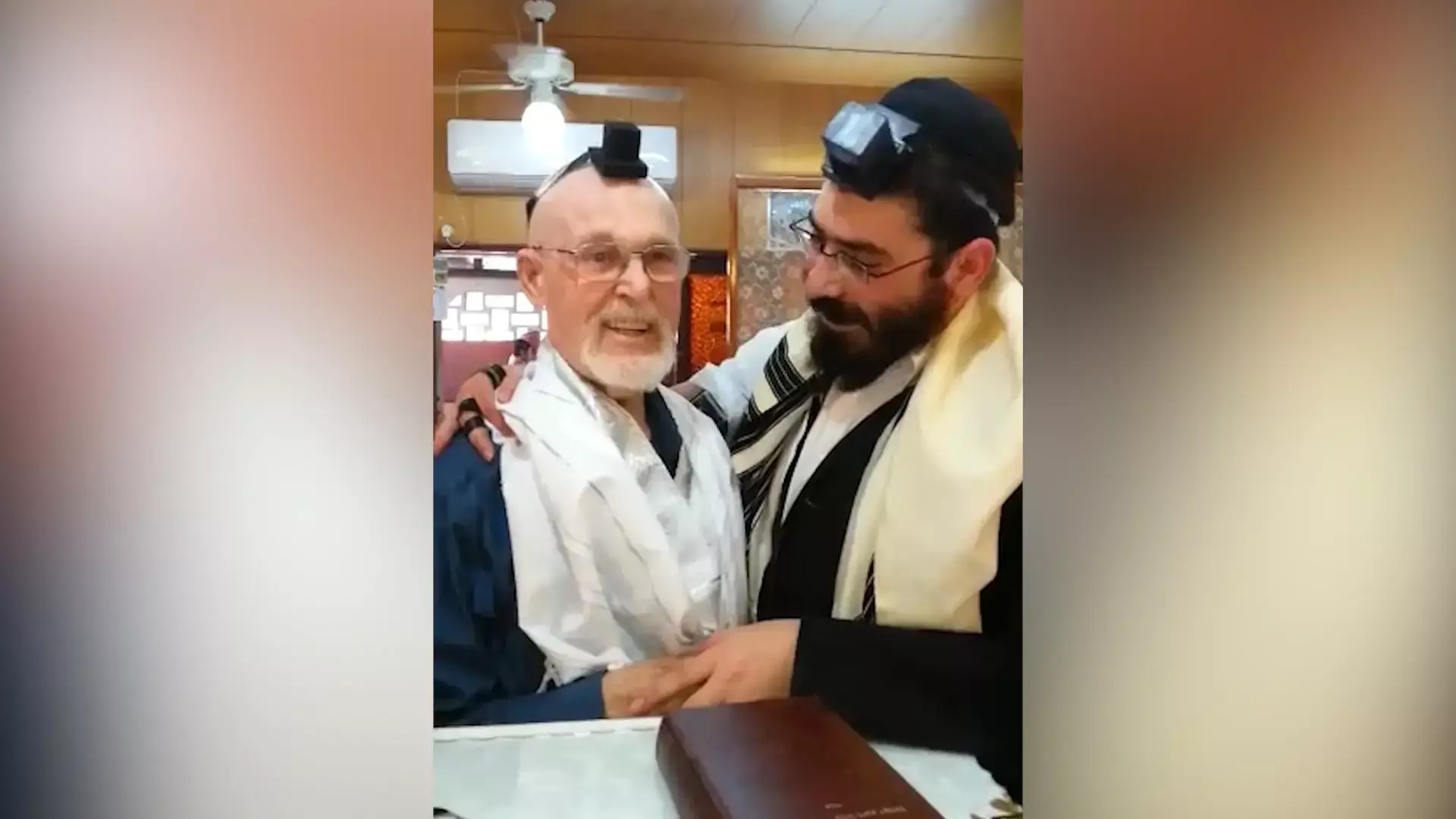באיחור של 65 שנה: הסב ניצול השואה חגג בר מצווה יחד עם נכדו