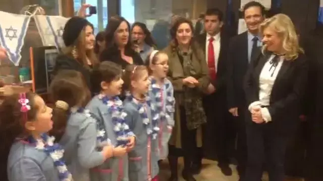שרה נתניהו ניצלה שהותה בצרפת וביקרה בבית ספר יהודי בפריז