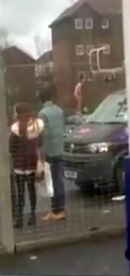 החדשות בדקה: מדוע דילג אדם עירום על גגות כלי רכב בסקוטלנד?