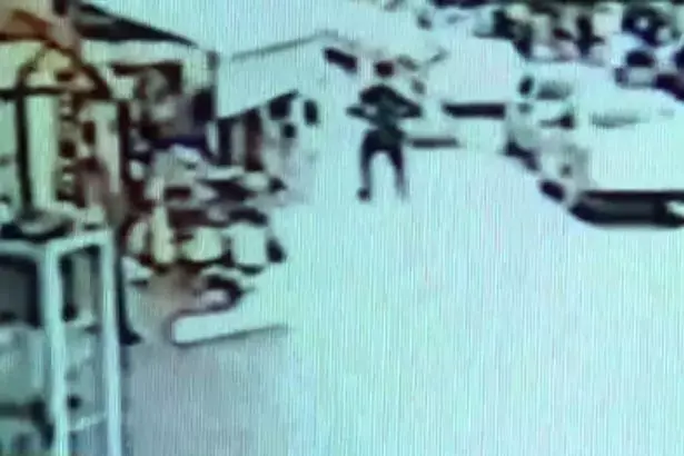 תיעוד מזעזע: בגלל ריב עם החברה - כרת לעצמו את איבר המין ברחוב