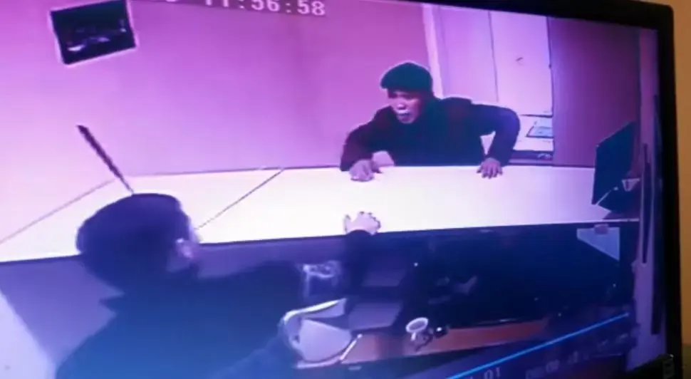 תמונות קשות לצפייה: הפקיד שלא הבין שתקוע לו סכין ענק בראש