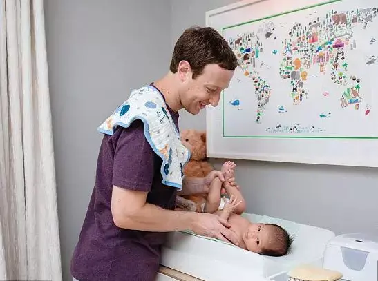 התמונה של מארק צוקרברג מחליף חיתול לבתו הפכה ויראלית