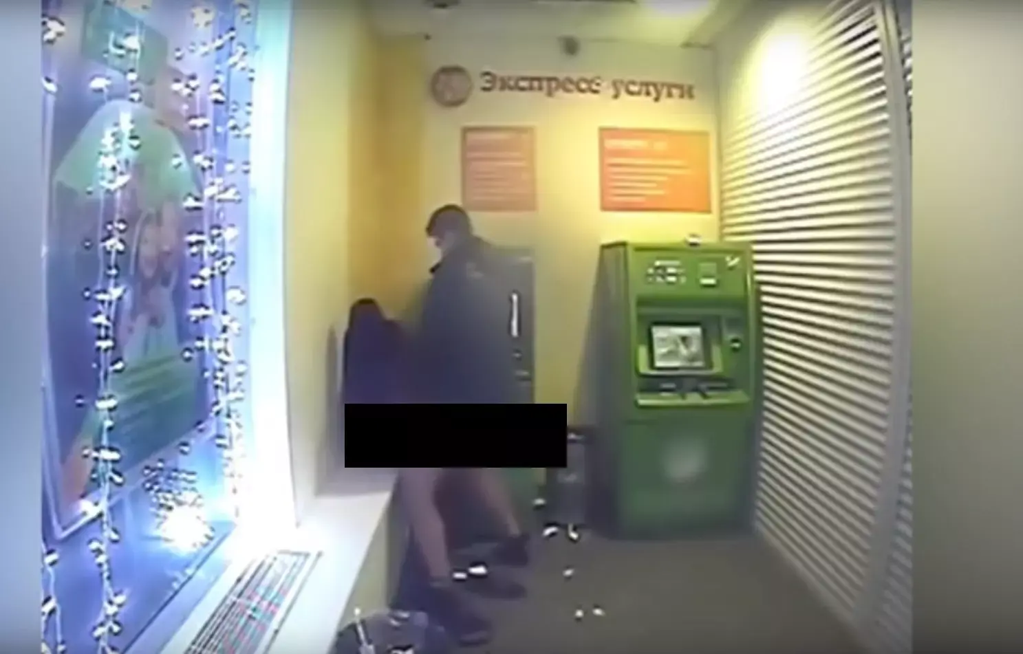 המינוס לוחץ: בני זוג תועדו מקיימים יחסי מין בכספומט
